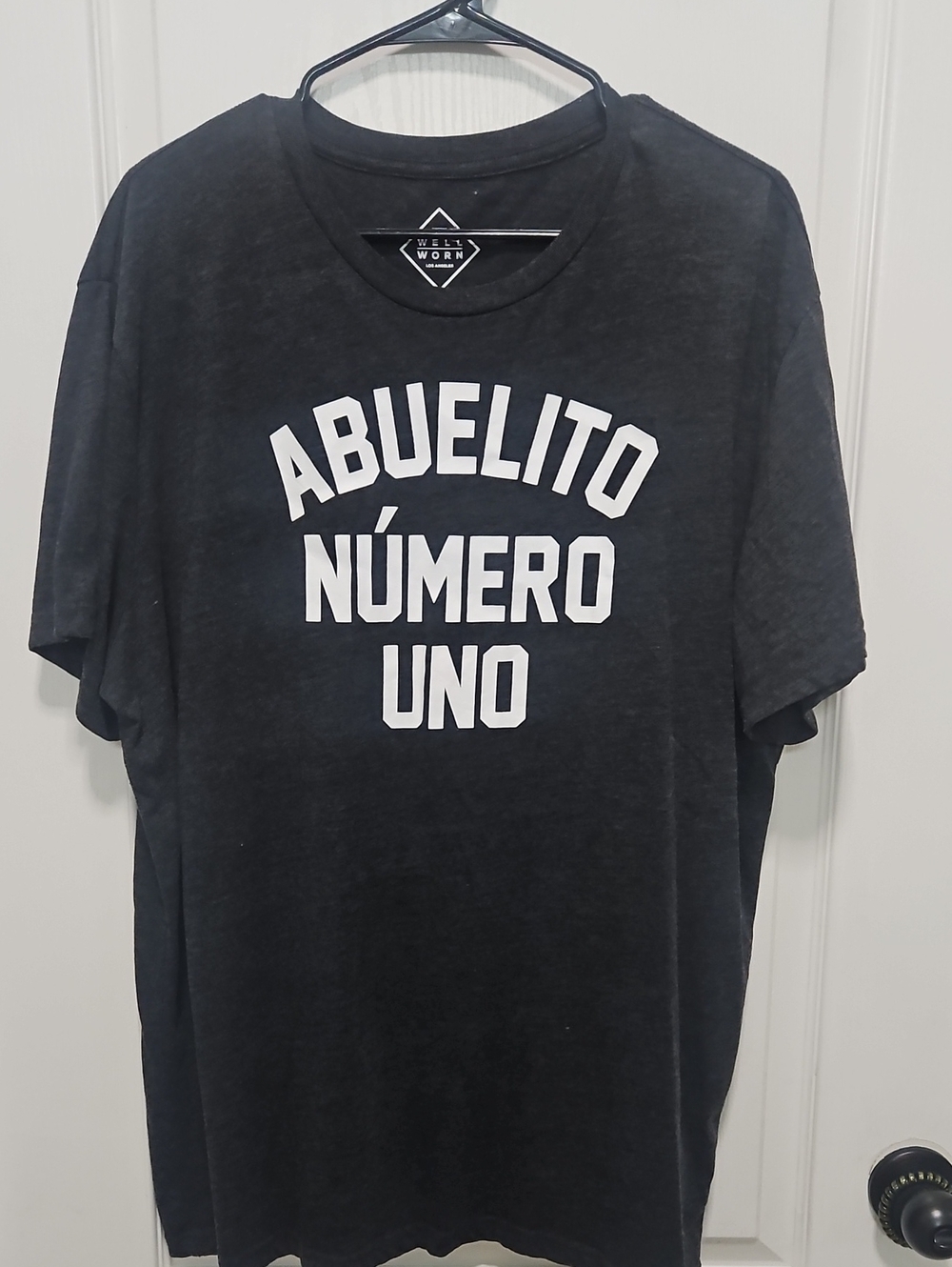 Black Graphic 'Abuelito Número Uno' Tee